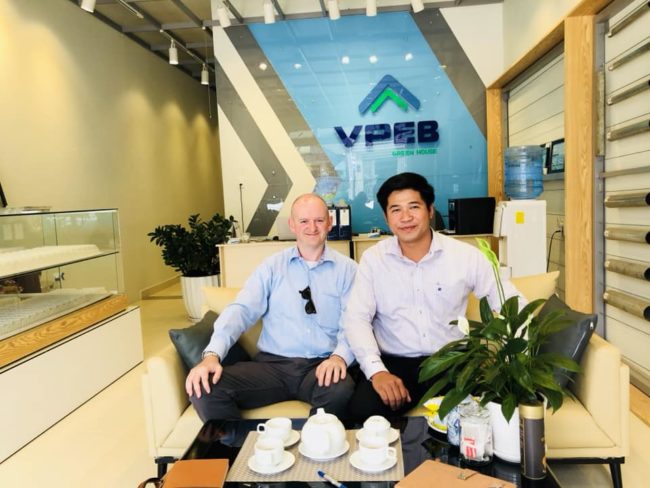 Ông Nguyễn Văn Đức (Phải) và Tom De Smedt (Trái) tại VPDD Đà Lạt Ông Nguyễn Văn Đức (Phải) và Tom De Smedt (Trái) tại VPDD Đà Lạt